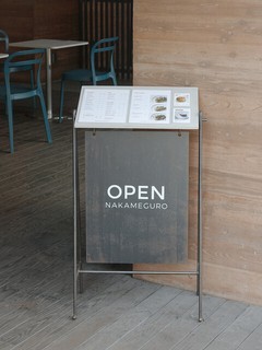 OPEN NAKAMEGUROの店頭