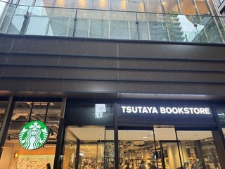 TSUTAYA BOOKSTORE内のスターバックスを示す共用店頭