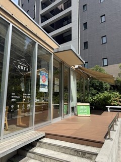 CAFE&HALL ours【徒歩分未確認】の店頭