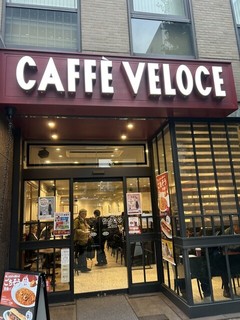 カフェ・ベローチェ 田町店の店頭